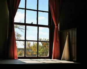 farmhouse-window-664906_640